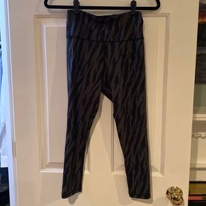 ZYIA Gray Sketch Light n Tight Capri Size 4 Hi-Rise